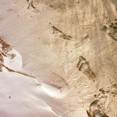 Imagem de Quadro Decorativo Pegadas de Bebê em Fundo Levemente Nevado - Arte Moderna para Quarto Infantil 30x30cm