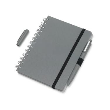 Imagem de Caderno de Anotações com Caneta, Espiral e Elástico – Capa Texturizada Cinza.