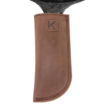 Imagem de Capa para alça de frigideira de couro marrom de 14 cm da Knapp Made Bourbon – Feita para ferro fundido – Pegador de panela com alça quente, costura dupla em camadas, desliza facilmente e fecha – Inclui
