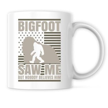 Imagem de Caneca Bigfoot Saw Me But Nobody Believed Him - Caneca engraçada monstro Sasquatch - Caneca de café de 325 ml Presente para Natal, aniversário, Natal - Caneca de sublimação de tinta cerâmica premium -