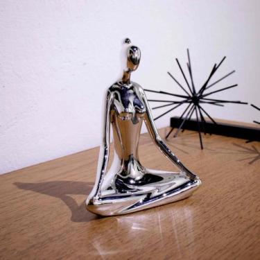Imagem de Escultura Yoga Prata Em Porcelana Pose Meditação Lótus 15,5x20 cm M02 