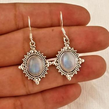 Imagem de 2 brincos requintados de resina de liga colorida incrustados com pedra da lua falsa, perfeitos para uso diário feminino, festas, bailes e aniversários.