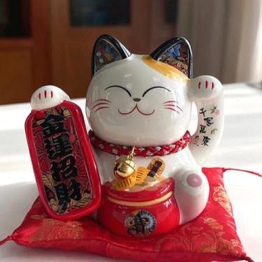 Imagem de FENNYYAR Maneki-Neko Cerâmica com Sino e Almofada Vermelha, 13,5 cm 13,2 cm, Decoração de Escritório Doméstico Estátua de Gato da Sorte