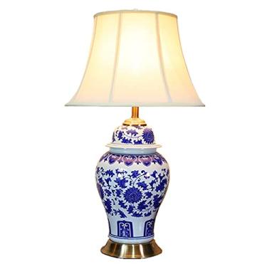Imagem de Abajur de mesa em cerâmica vidrada, estilo chinês, em porcelana azul e branca, ideal para quarto, sala de estar, escritório ou como luminária de mesa clássica para leitura ou cabeceira.
