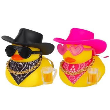 Imagem de Conjunto de 2 Patos Cowboy em Borracha com Cerveja, Pato Amarelo com Chapéu de Cowboy Óculos Sol Colar e Lenço - Acessório Divertido para Carro Painel Mesa ou Escritório