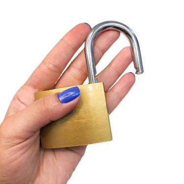Imagem de Cadeado Dourado 50mm Proteção Antifurto Com 3 Chaves Tetra Para Portõe