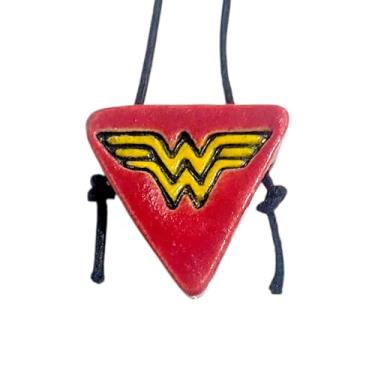 Imagem de Atelier Valéria Elorza, Colar Difusor Pessoal Infantil de Cerâmica Mulher Maravilha para Aromaterapia