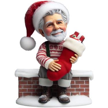 Imagem de Boneco de Papai Noel feito à mão com cabeça de papai noel personalizado a partir de sua foto chaminé e meia decoração aconchegante de Natal, tributo quente para o feriado, ideal para presentear a