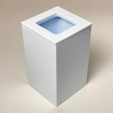 Imagem de Lixeira Quadrada Vazada 5,5L Em Resina Branco