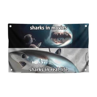 Imagem de Bandeira engraçada de tubarão com citação "Tubarões em filmes tubarões na vida real" com quatro ilhós de latão - Bandeira de meme de pesca de um lado para meninos e adolescentes - Tapeçaria de