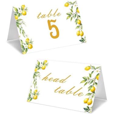 Imagem de Números de mesa de casamento cítricos limão e cartões de mesa de cabeça, texto escrito dourado com design floral em aquarela, decoração de recepção branca