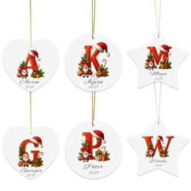 Imagem de Enfeites de Natal personalizados com nome inicial, monograma personalizado de cerâmica com inicial A-Z Enfeite de Natal 2025 para crianças e amigos da família, ornamentos de nome de letra