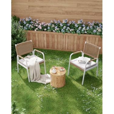 Imagem de Conjunto de 2 cadeiras de vime para pátio, assentos de vime para varanda com moldura de metal, conjunto de 2 cadeiras de bistrô para uso ao ar livre, gramado, deck, varanda, quintal e jardim, branco