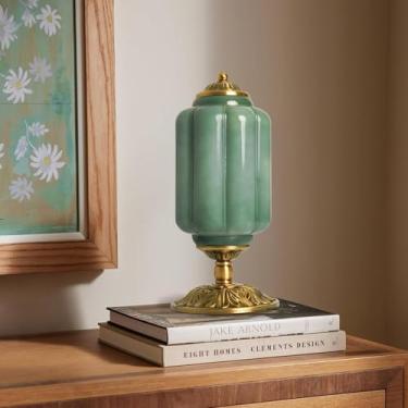 Imagem de Abajur de mesa em vidro leitoso com design moderno de casa de campo e base com acabamento em latão antigo. Luminária de mesa verde com design de abóbora verde. Abajur de cabeceira vintage em