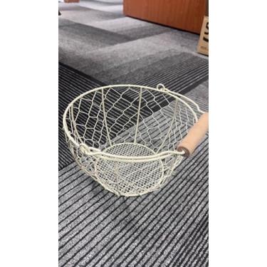 Imagem de Cesta de ovos com alça, cesta de arame para coletar ovos frescos, cesta redonda de coleta de ovos para fazenda, estilo vintage, cesta de ovos de galinha e pato (branca)