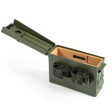 Imagem de CASE ELEGANCE - O umidificador Smoke Can 30CAL, caixa de munição de metal grosso, prateleiras de cedro espanhol, acabamento verde militar, estojo de acessórios magnéticos - comporta de 15 a 30
