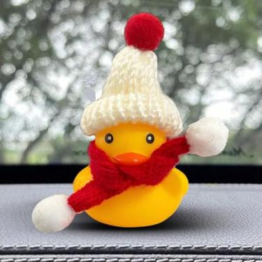 Imagem de Um brinquedo de pato amarelo de Natal usando um chapéu e cachecol de lã vermelho e branco