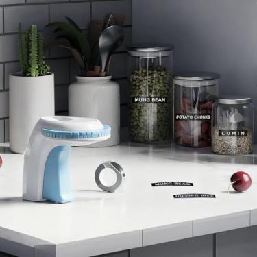 Imagem de Máquina de fazer etiquetas em relevo Omega S, etiquetadora vintage em relevo com 1 fita, gravação manual retrô sem tinta para projetos de escritório e bricolage, branco e azul