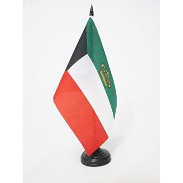 Imagem de Bandeira de mesa padrão do Kuwait Emiri 12 cm x 20.3 cm - Bandeira de mesa do Reino do Kuwait 21 x 14 cm - Bastão e base de plástico preto - AZ FLAG