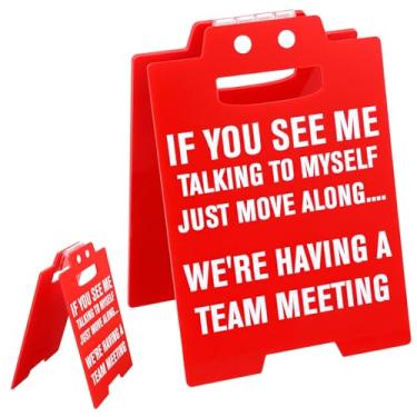 Imagem de WJIAAA Placas de mesa para escritório engraçadas, placa acrílica de reunião de equipe, presentes legais para colegas de trabalho, funcionários chefes decoração de cubículo (vermelho)