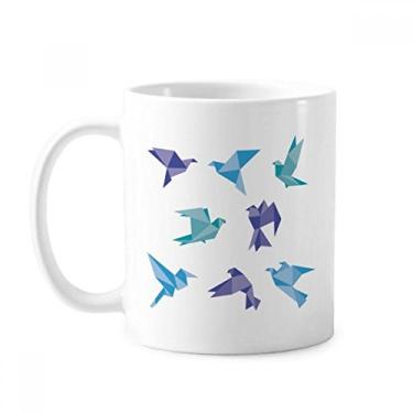 Imagem de Caneca de cerâmica com estampa de pombo abstrata de origami colorido, xícara de porcelana de café