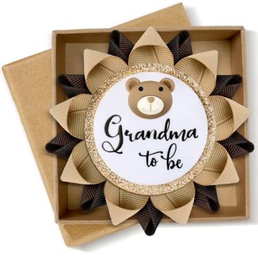 Imagem de Wavwavw Broche Grandma to Be Badge Button Gender Reveal Party Favors New Daddy Mommy Grandma Gifts Baby Shower Button Pins with Gift Box for Celebration Party Supplies Baby Shower Corsage, about 3.94