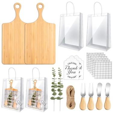 Imagem de 13 peças de prêmios de chá de bebê para jogadores de jogos para vencedores de chá de bebê com tábua de queijo de bambu, colher de bambu, jogo americano artificial, hastes de eucalipto, etiquetas para