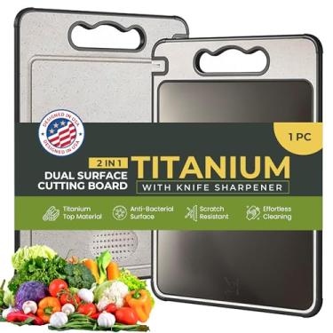 Imagem de Merch Bazaar Tábua de corte de titânio 36,3 cm x 24,7 cm | Tábua de cortar dupla face antiderrapante com palha de trigo PP, bordas de silicone, alça fácil de segurar – Essencial de cozinha para picar