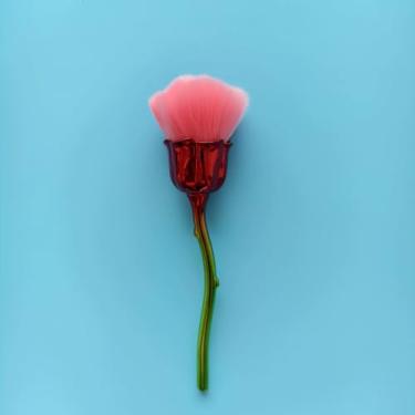 Imagem de Pincel de maquiagem de flor de rosa – cerdas macias, pincel multifuncional para blush, pó e unhas, ferramenta de beleza portátil, design floral, 12 x 5 x 18 cm (rosa)