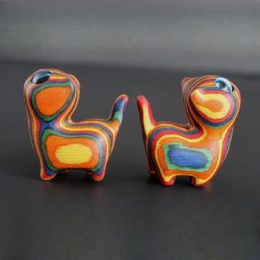 Imagem de HLbshi Mini estatueta de gato de madeira feita à mão com cabeça para cima, estátua de escultura de animal, mesa de escritório, sala de estudo, decoração de casa (arco-íris 2 peças)