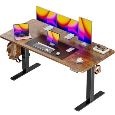 Imagem de Huuger Mesa elétrica grande de 139 x 71 cm, mesa de computador com altura ajustável, mesa de 70 cm de profundidade, mesa de escritório para jogos de pé com 2 ganchos, 3 alturas predefinidas, para
