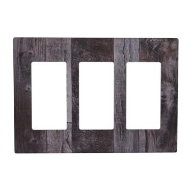 Imagem de OILbiexn Capas de tomada decorativas com placa de madeira marrom cinza vintage design de prancha de madeira placa de parede de 3 gangues capa de interruptor de luz triplo para casa de fazenda