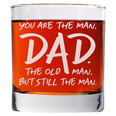Imagem de CARVELITA Dad, The Man, The Old Man Funny Whisky Glass de 325 ml, melhores presentes de dia dos pais para o pai, ideia de presente de mordaça única para ele de filha, filho, esposa, crianças, presente