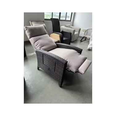 Imagem de Cadeira de pátio reclinável de vime com encosto ajustável independente e bomba de ar para apoio para os pés, cadeira reclinável plana de 150° com pés estendidos e almofada removível para jardim