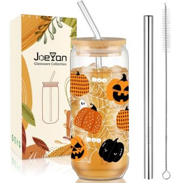 Imagem de Joeyan Copos de vidro de Halloween com tampas e canudos, copo de café gelado de 590 ml com padrões de teia de aranha de fantasma de abóbora, lindos copos de cerveja em forma de lata, presentes de