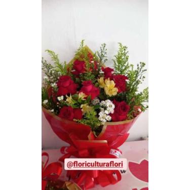 Imagem de Buquê de Rosas naturais com detalhes em flores especiais - Floricultur