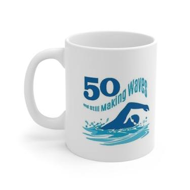 Imagem de Trenton Gifts Caneca de café de aniversário de 50 anos para nadadores - Ideias engraçadas de presente para ela e ele - Caneca única de aniversário de 50 anos para mulheres e homens. 50 e ainda fazendo
