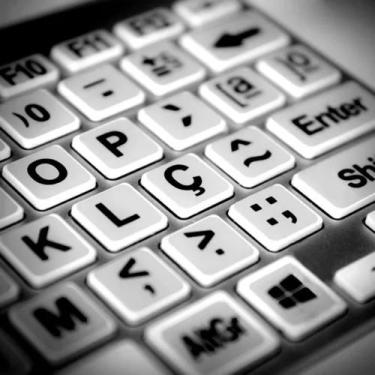 Imagem de Adesivo Teclado Baixa Visão para PC e Notebook em Alto Contraste Branc