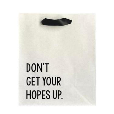 Imagem de FarmedandFashioned Sacos de presente engraçados, saco de presente Don't Get Your Hopes Up com alças de fita preta, saco kraft, sacos de presente de humor, bolsa de presente para amigos, bolsa de