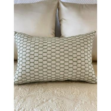 Imagem de Almofada Bordada em Verde Água Retangular