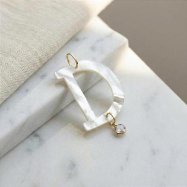 Imagem de Pingente de Ouro 18K com Letra 'D' em Madrepérola Natural e Zircônia B