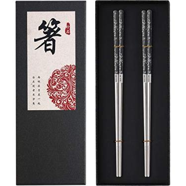 Imagem de Pauzinhos de aço inoxidável banhado a titânio, pauzinhos reutilizáveis e seguros para lava-louças, hashi japonês coreano premium gravado a laser, palitos antiderrapantes para comer 2 pares, conjunto para presente, preto e prata