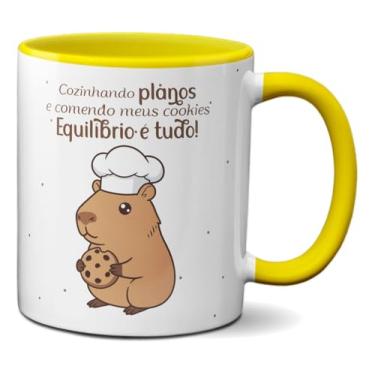 Imagem de Caneca Capivara Cozinheira Cozinhando Planos Com Equilíbrio (Amarela)