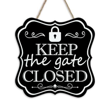 Imagem de Bolisom Placa Keep The Gate Closed para a porta da frente, preto, branco, vintage, lembrar, cabide de madeira, loja, escritório, escritório, escritório, decoração de quintal, tranca retrô, guirlanda