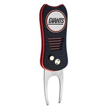 Imagem de Team Golf Ferramenta NFL New York Giants Switchblade Divot com marcador magnético de dupla face, possui design patenteado de pino único, causa menos danos aos verdes, mecanismo de canivete