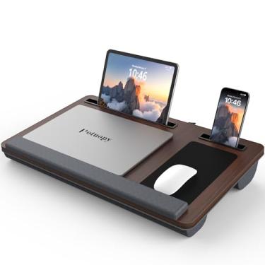 Imagem de Potuopy Mesa de colo – Bandeja para laptop de até 17 polegadas com descanso de pulso, alça portátil, mouse pad fixo, compartimentos para tablet e telefone, mesa de colo para laptop com almofada