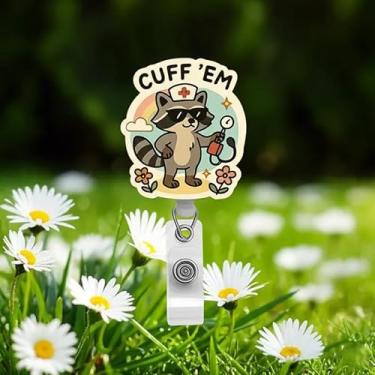 Imagem de Cuff' EM Engraçado Guaxinim Enfermeira Carretel de Crachá de Enfermeira Guaxinim, Desenhos de Flores Bonitos Porta-crachá Retrátil, Etiqueta de Nome Decoração para Médicos de Enfermagem RN CNA LPN MA