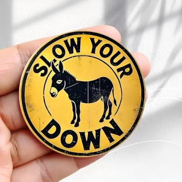 Imagem de Ímã de geladeira vintage Slow Your Down Design de placa de burro - Adesivo de geladeira redondo acrílico de 5,8 cm, presente de decoração retrô, tamanho perfeito para geladeira, armário ou qualquer