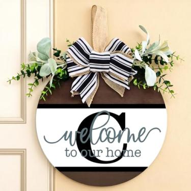 Imagem de Guirlanda personalizada para porta da frente com inicial familiar (A-Z) - placa de boas-vindas de madeira de 30 cm, guirlanda de eucalipto e cabide rústico de serapilheira | Decoração de varanda de