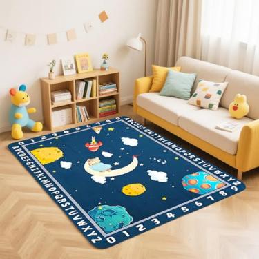 Imagem de Qkjtyt ABC Alfabeto números azuis tapetes infantis 9 x 1,5 m para quarto, sala de jogos, desenho animado foguete lua nuvens espaço tapete macio tapete infantil